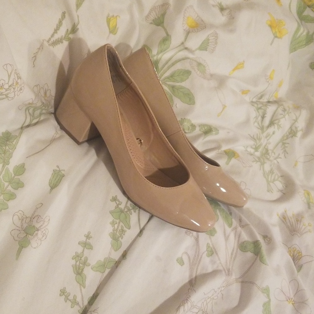Nude pumps